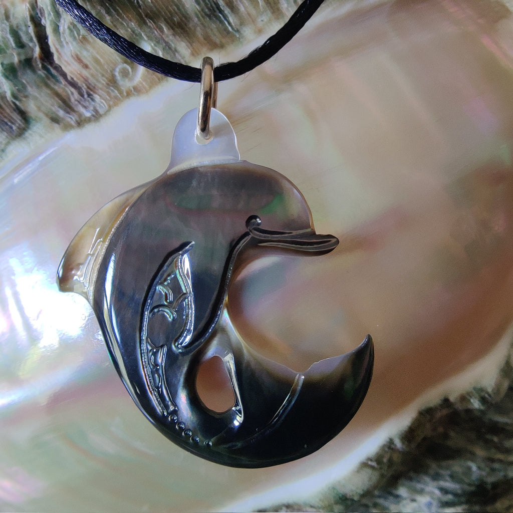 Pendentif Dauphin en nacre gravée de Tahiti