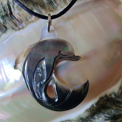 Pendentif Dauphin en nacre gravée de tahiti. Bijou polynésien artisanal aux reflets naturels, monté sur lien ajustable