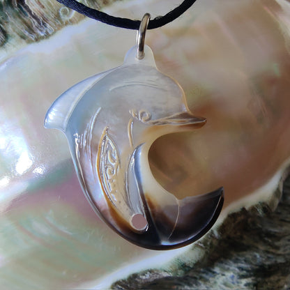 Pendentif Dauphin en nacre gravée de tahiti. Bijou polynésien artisanal aux reflets naturels