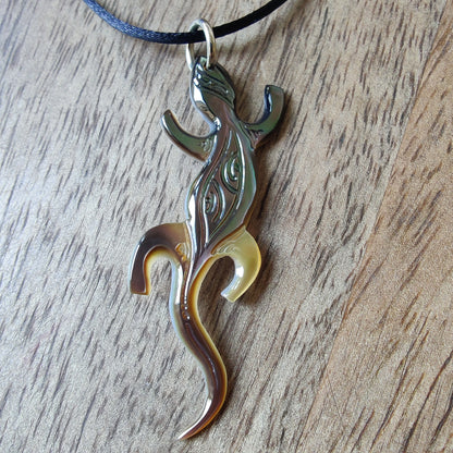 Pendentif geckko margouillat en nacre gravée de Tahiti. Bijou polynésien artisanal monté sur lien noir ajustable.
