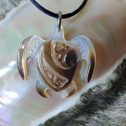 Pendentif tortue honu en nacre gravée de Tahiti, bijou polynésien artisanal