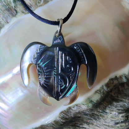 Pendentif tortue honu en nacre gravée de Tahiti, bijou polynésien artisanal
