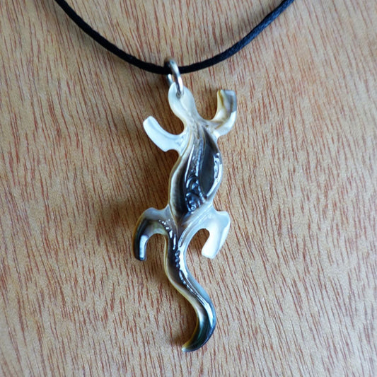 Pendentifs Gecko en nacre gravée de Tahiti
