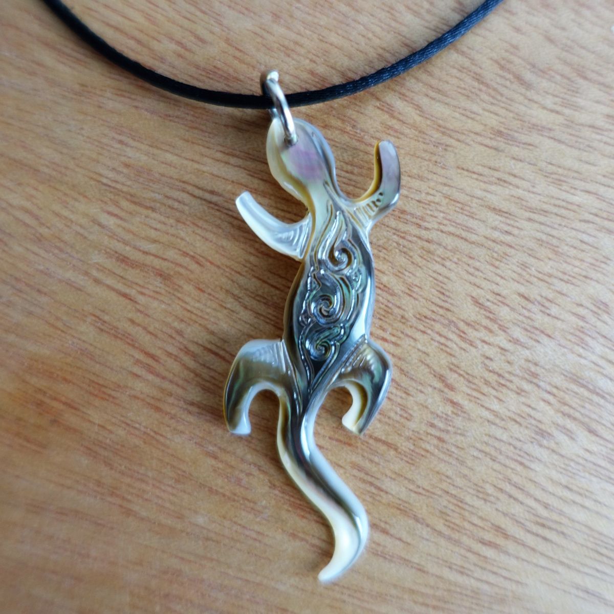 Pendentifs Gecko en nacre gravée de Tahiti