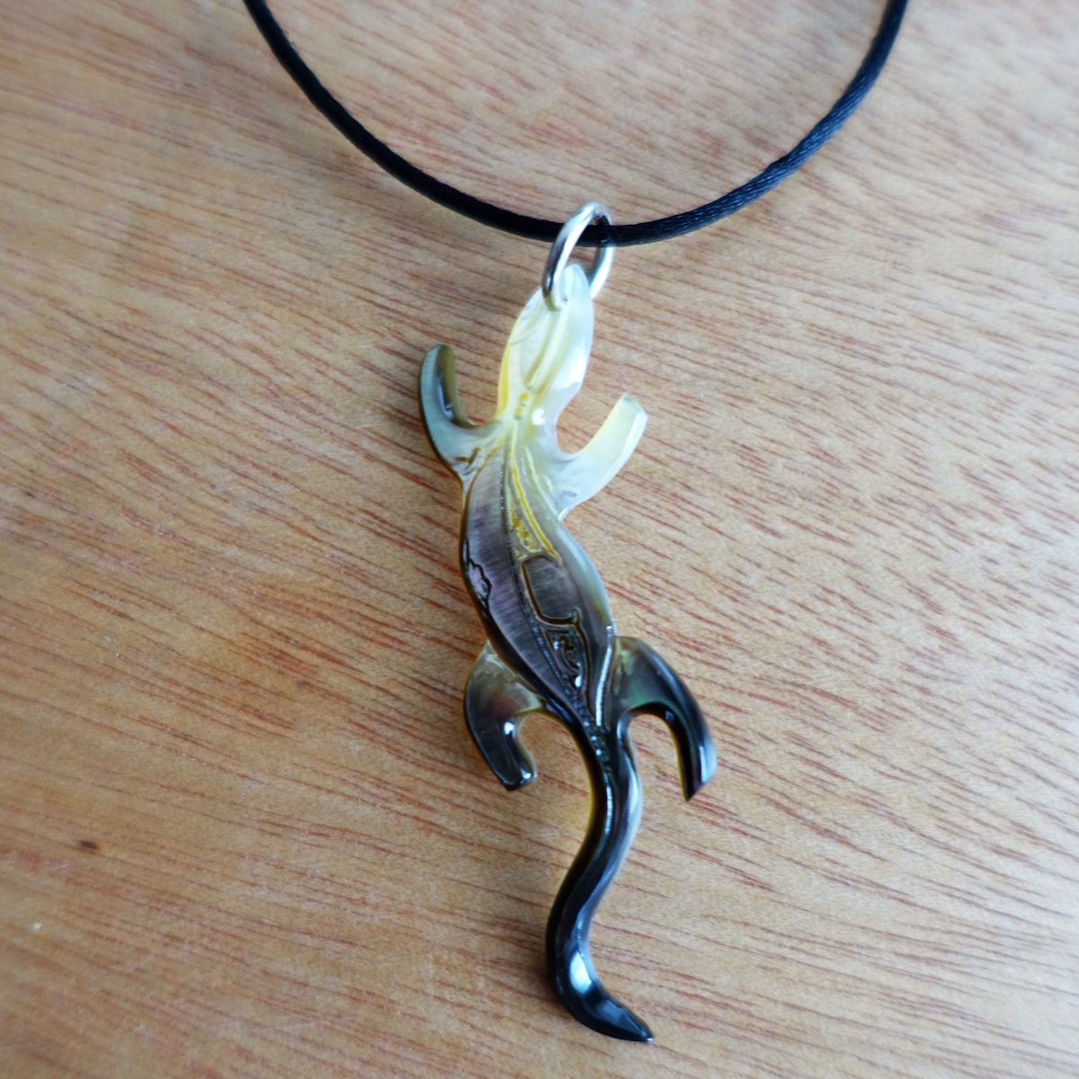 Pendentifs Gecko en nacre gravée de Tahiti