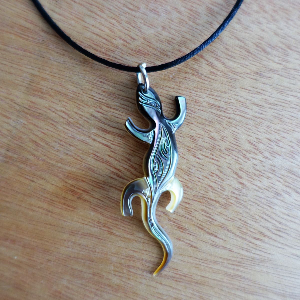 Pendentifs Gecko en nacre gravée de Tahiti