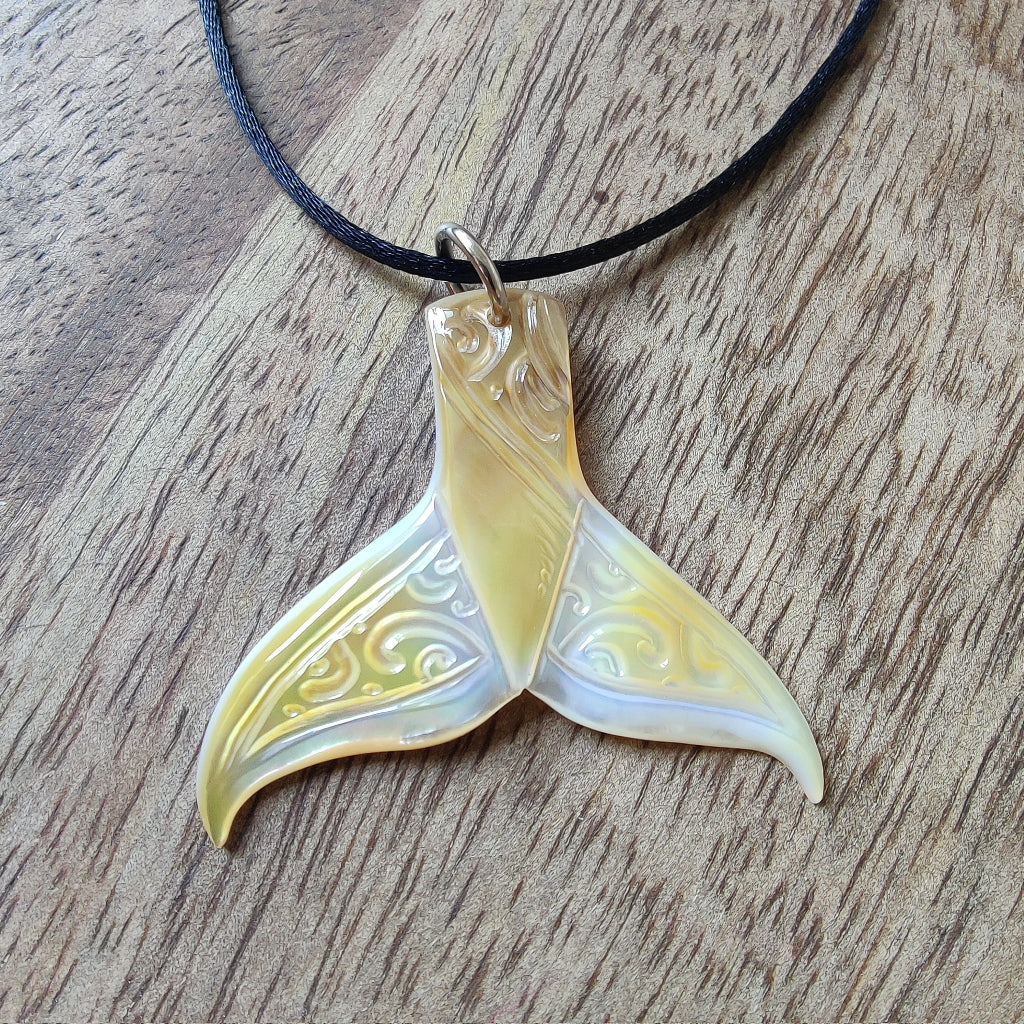 Pendentif queue de baleine en nacre de Tahiti, monté sur un cordon noir ajustable. ijou polynésien authentique.