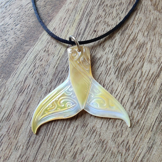 Pendentif queue de baleine en nacre de Tahiti, monté sur un cordon noir ajustable. ijou polynésien authentique.