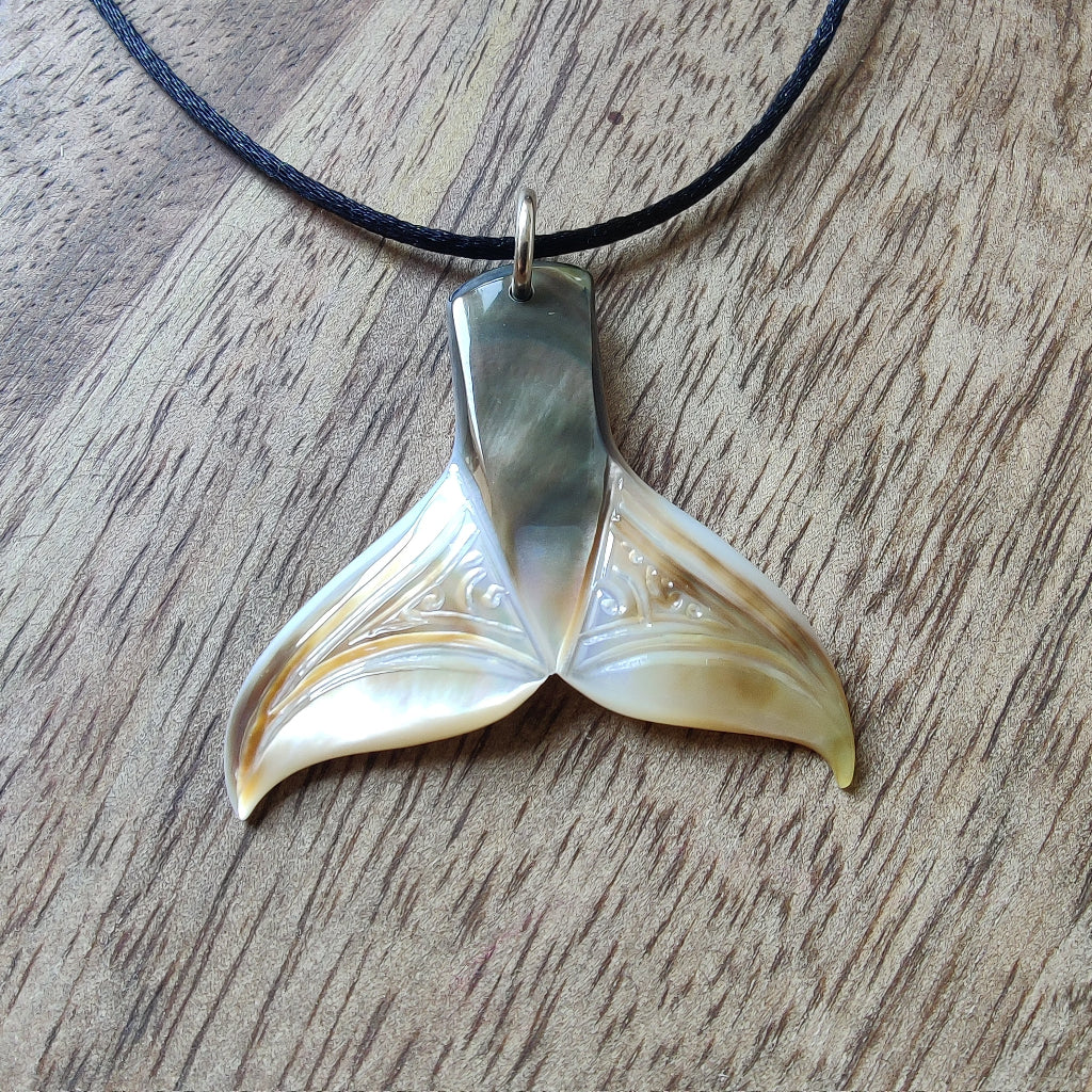 Pendentif queue de baleine en nacre de Tahiti, monté sur un cordon noir ajustable. ijou polynésien authentique.