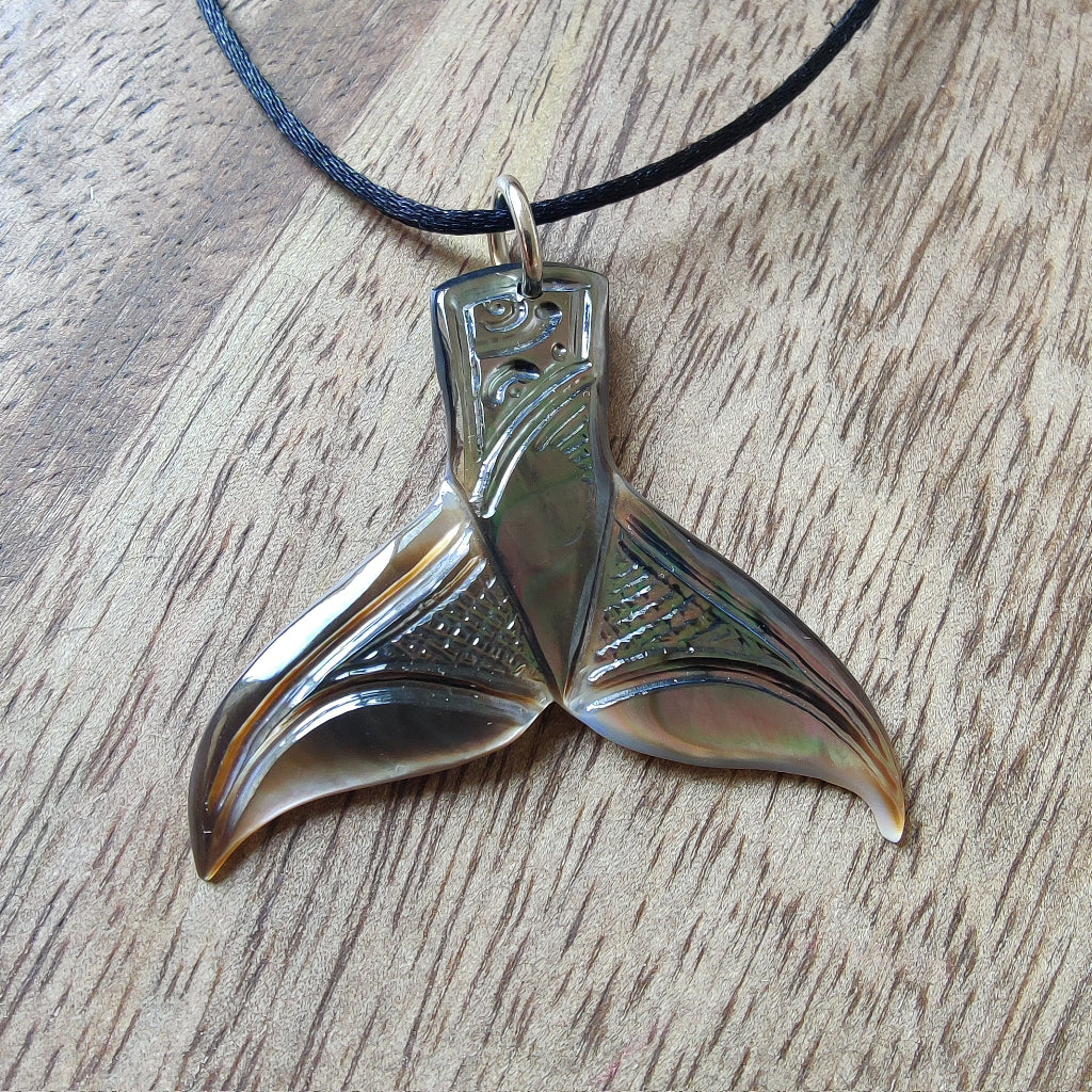 Pendentif queue de baleine en nacre de Tahiti, monté sur un cordon noir ajustable. ijou polynésien authentique.