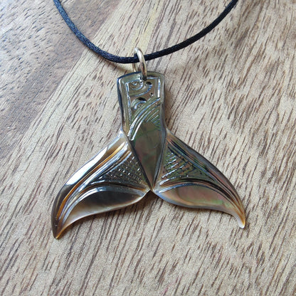 Pendentif queue de baleine en nacre de Tahiti, monté sur un cordon noir ajustable. ijou polynésien authentique.