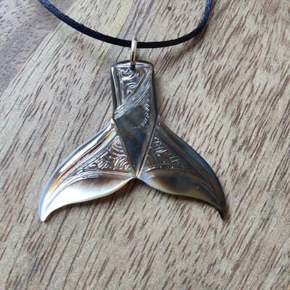 Pendentif queue de baleine en nacre de Tahiti, monté sur un cordon noir ajustable. ijou polynésien authentique.