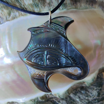Pendentif  raie manta en nacre gravée de Tahiti, bijou polynésien artisanal monté sur cordon ajustable noir