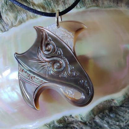 Pendentif  raie manta en nacre gravée de Tahiti, bijou polynésien artisanal monté sur cordon ajustable noir