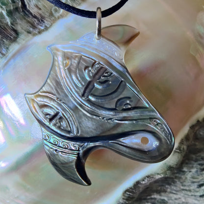 Pendentif  raie manta en nacre gravée de Tahiti, bijou polynésien artisanal monté sur cordon ajustable noir