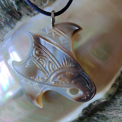 Pendentif  raie manta en nacre gravée de Tahiti, bijou polynésien artisanal monté sur cordon ajustable noir