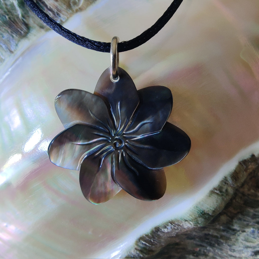 Pendentif Tiaré en nacre gravée de Tahiti