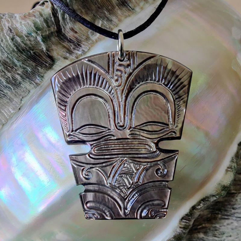 Pendentif Tiki en nacre gravée de Tahiti