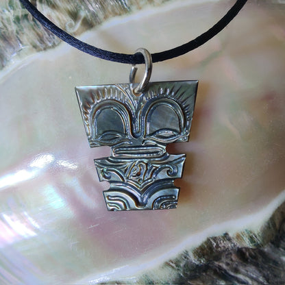 Pendentif Tiki en nacre gravée de Tahiti. Bijou polynésien artisanal symbole de protection