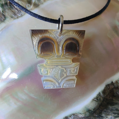 Pendentif Tiki en nacre gravée de Tahiti. Bijou polynésien artisanal symbole de protection