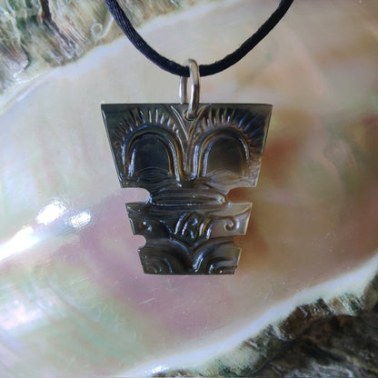 Pendentif Tiki en nacre gravée de Tahiti. Bijou polynésien artisanal symbole de protection