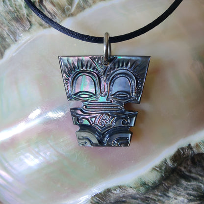 Pendentif Tiki en nacre gravée de Tahiti. Bijou polynésien artisanal symbole de protection