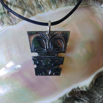 Pendentif Tiki en nacre gravée de Tahiti. Bijou polynésien artisanal symbole de protection