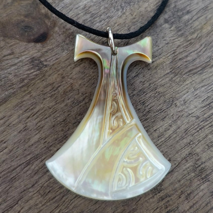 Pendentif Pénu en nacre de Tahiti, inspiré du pilon traditionnel polynésien. Monté sur lien ajustable noir, aux reflets blancs irisés