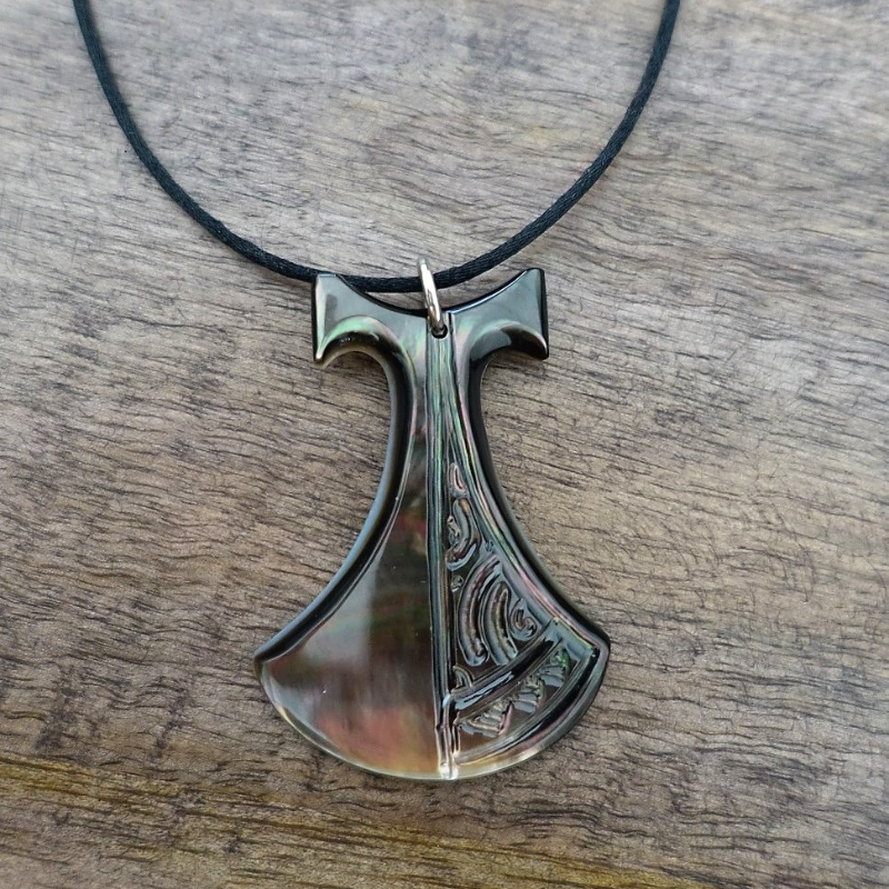Pendentif Pénu en nacre gravée de Tahiti