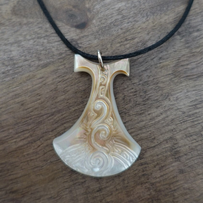 Pendentif Pénu en nacre de Tahiti, inspiré du pilon traditionnel polynésien. Monté sur lien ajustable noir, aux reflets irisés