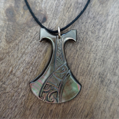 Pendentif Pénu en nacre de Tahiti, inspiré du pilon traditionnel polynésien. Monté sur lien ajustable noir, aux reflets irisés