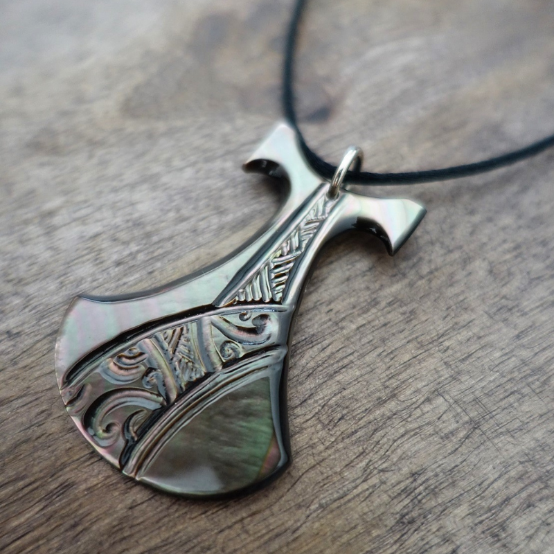 Pendentif Pénu en nacre gravée de Tahiti