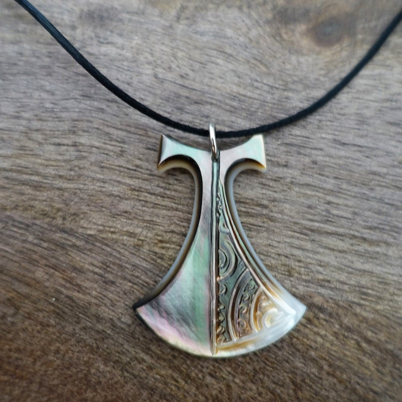 Pendentif Pénu en nacre gravée de Tahiti