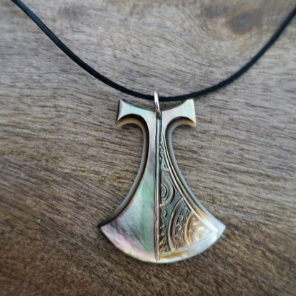 Pendentif Pénu en nacre de Tahiti, inspiré du pilon traditionnel polynésien. Monté sur lien ajustable noir, aux reflets irisés