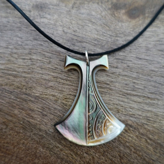 Pendentif Pénu en nacre gravée de Tahiti