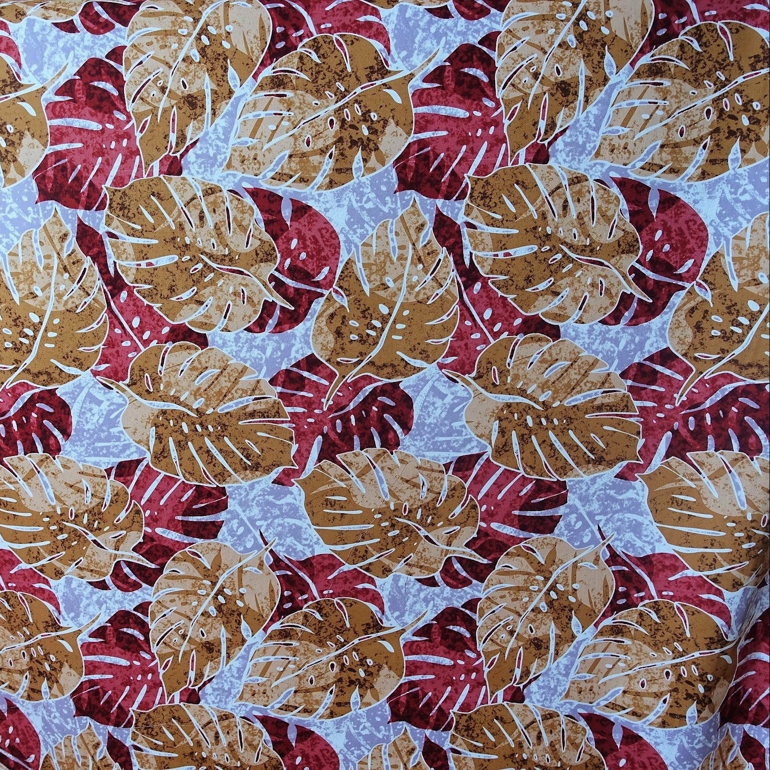 Tissu coton Monstera marron bordeaux fond bleu gris motifs tropicaux polynésiens Couleurs du Fénua
