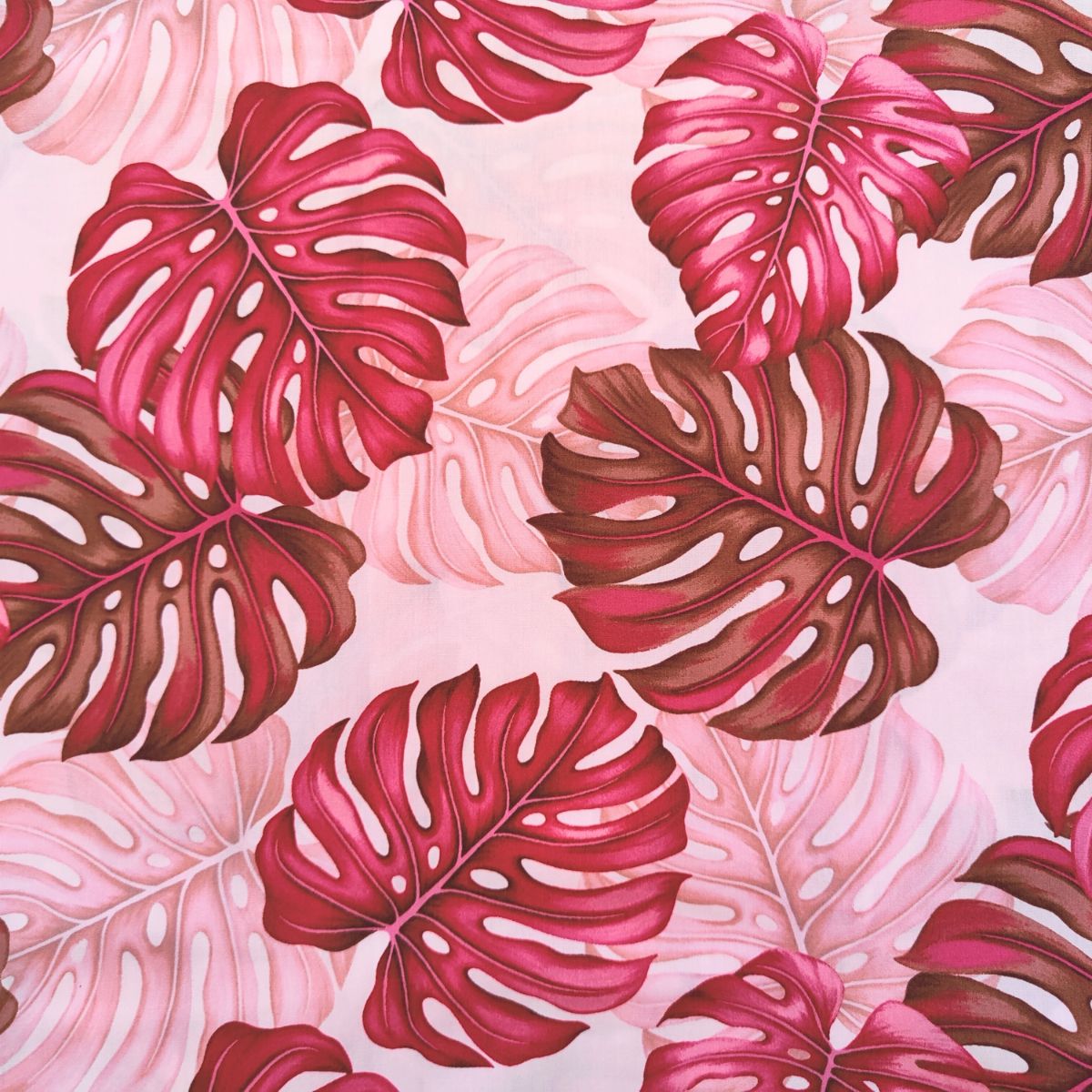 Détail motif Monstera aquarelle rose tendre bordeaux profond sur fond rose pâle 100% coton