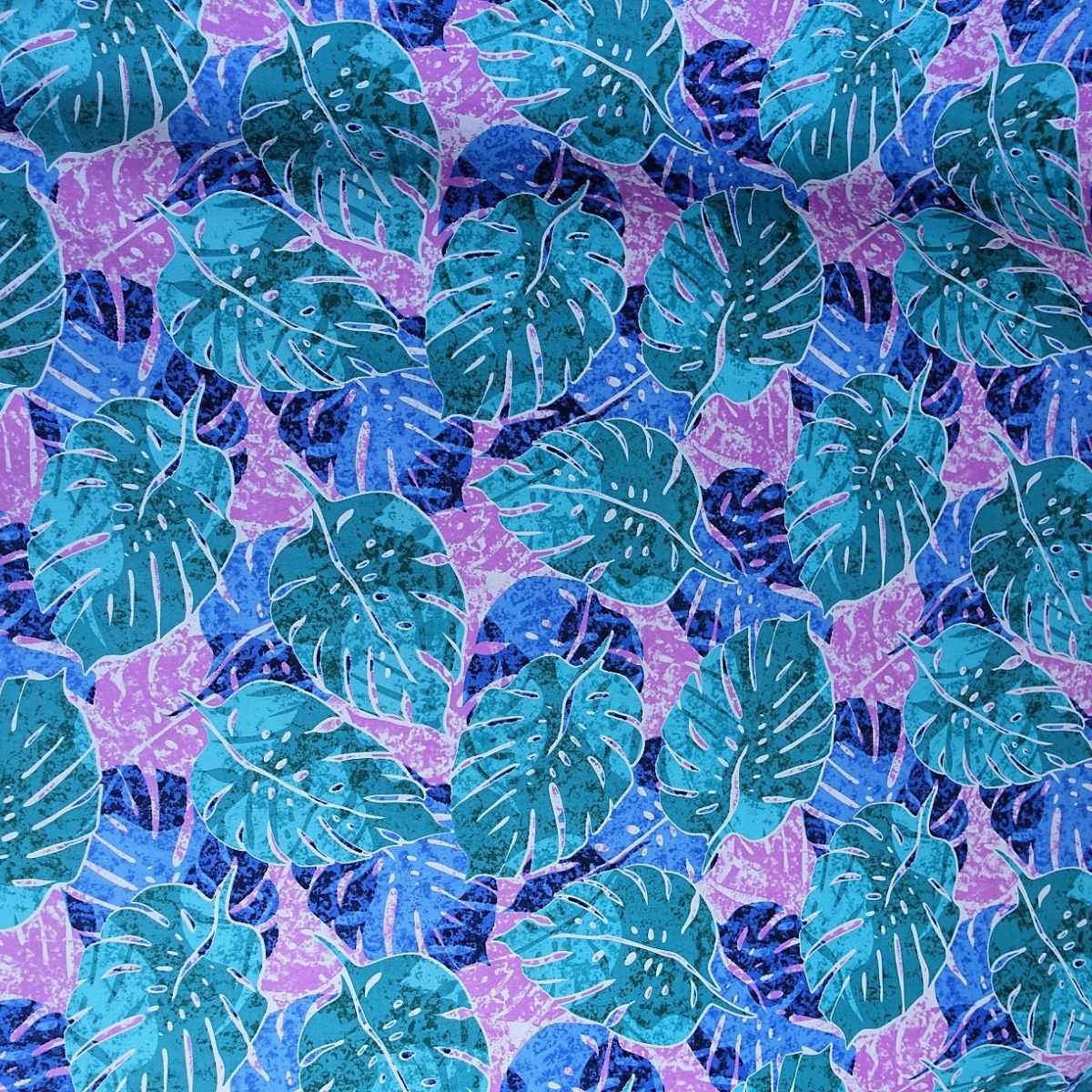 Tissu coton Monstera turquoise bleu rose fond bleu profond motifs tropicaux polynésiens Couleurs du Fénua