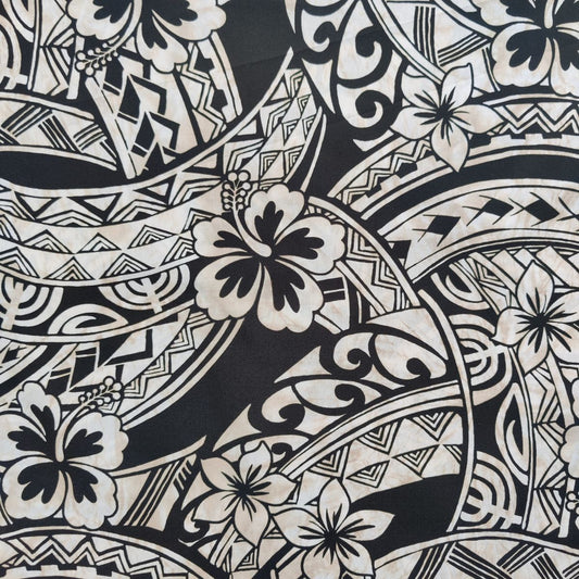 Détail tissu coton polynésien noir et beige - motifs traditionnels hibiscus, spirales et tatouages géométriques - laize 115 cm