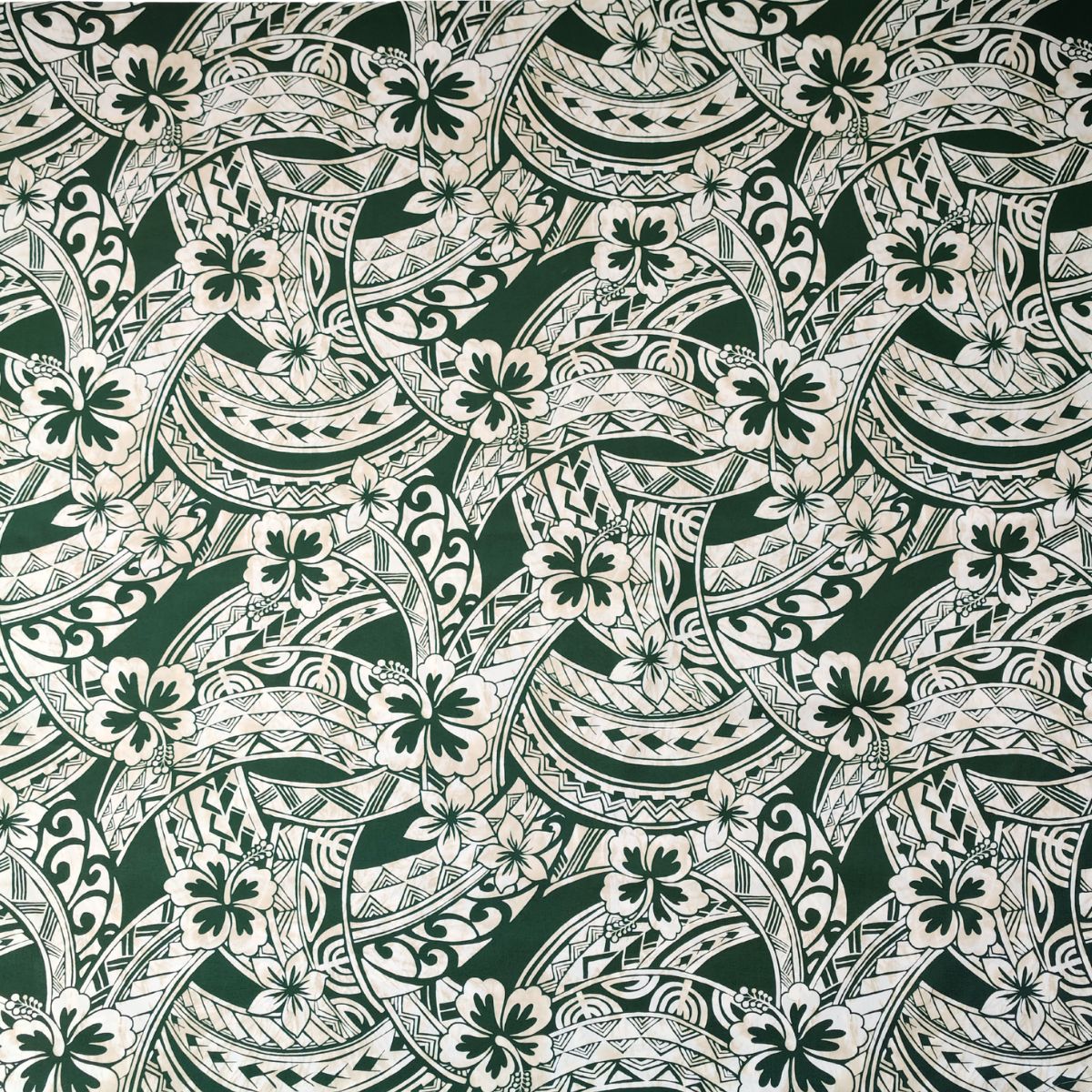 Tissu coton polynésien motifs hibiscus et tatouages géométriques beige sur fond vert émeraude - Couleurs du Fénua