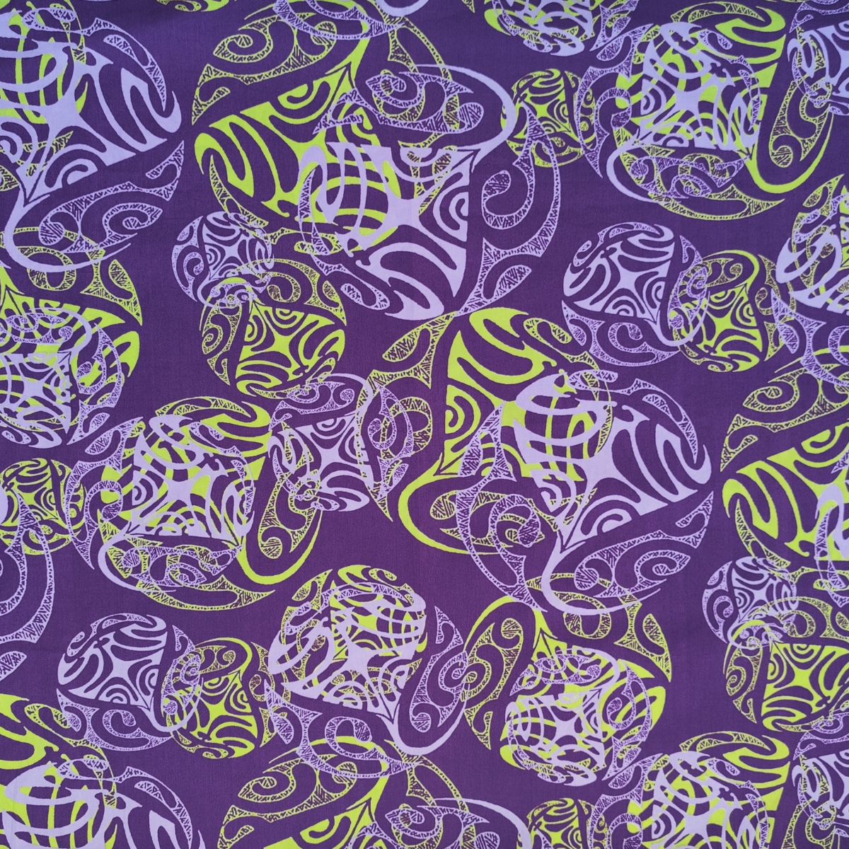 Tissu coton Tatouages polynésiens Raies Manta violet vert motifs traditionnels Couleurs du Fénua