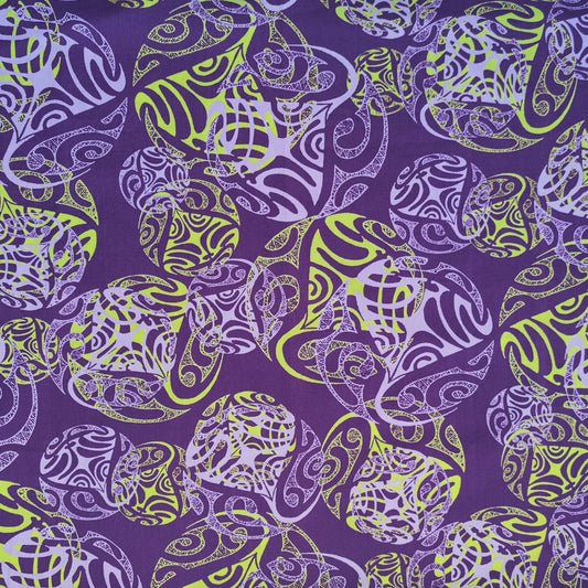 Tissu coton Tatouages polynésiens Raies Manta violet vert motifs traditionnels Couleurs du Fénua