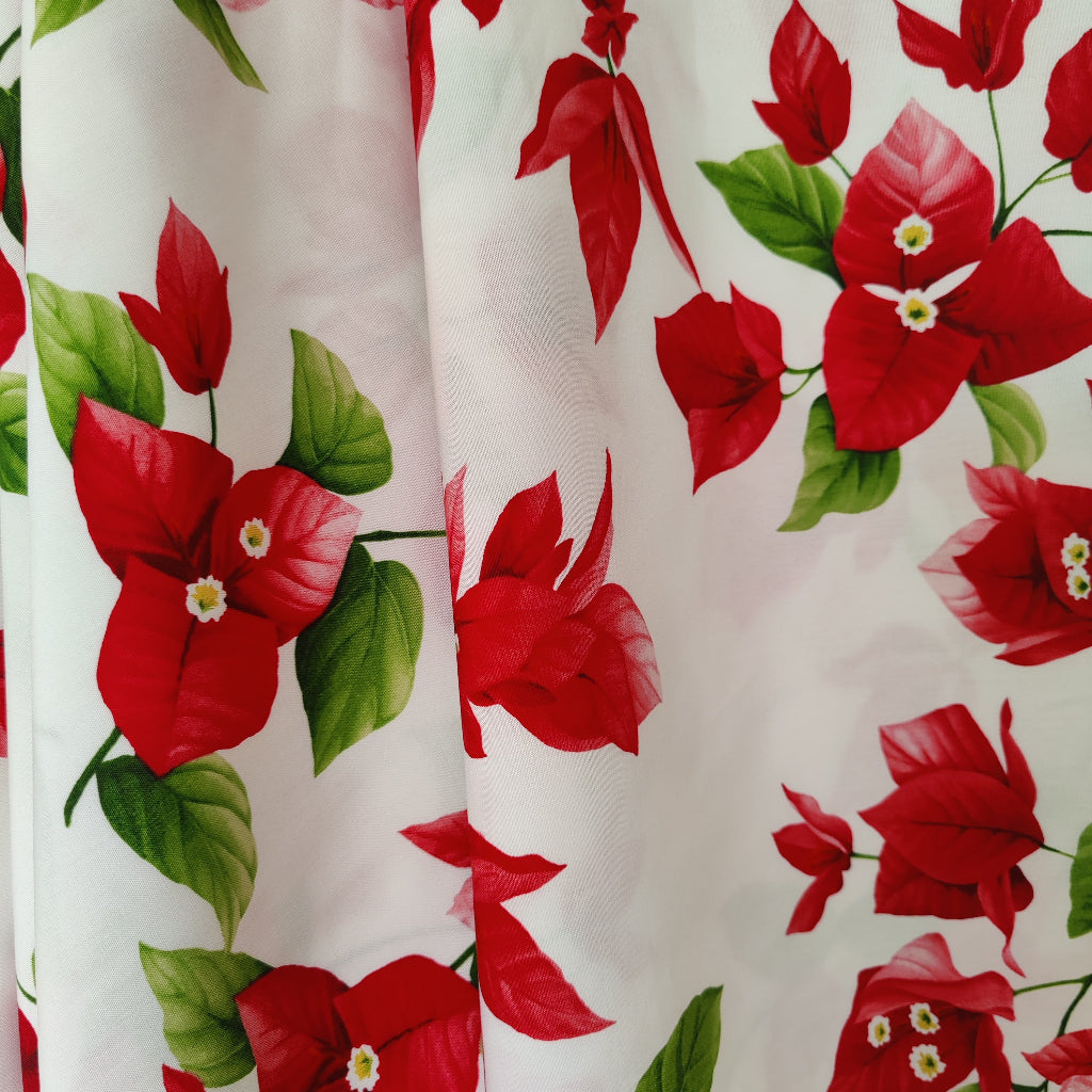 Tissu tahitien fibranne bougainvilliers rouge sur fond blanc lumineux parfait pour robes fluides ou kimono métrage limité