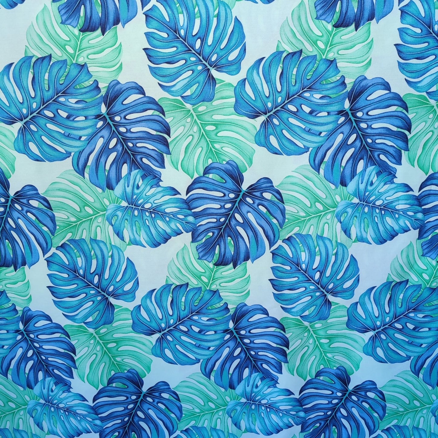 Tissu coton Monstera aquarelle vert bleu fond clair motifs tropicaux polynésiens Couleurs du Fénua