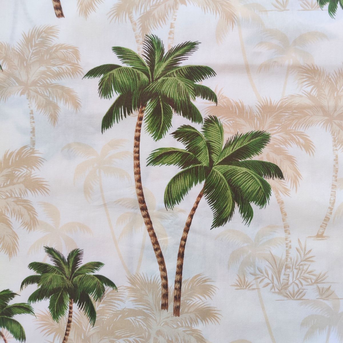 détails tissu polynésien cocotiers de Tahiti - fond beige et vert