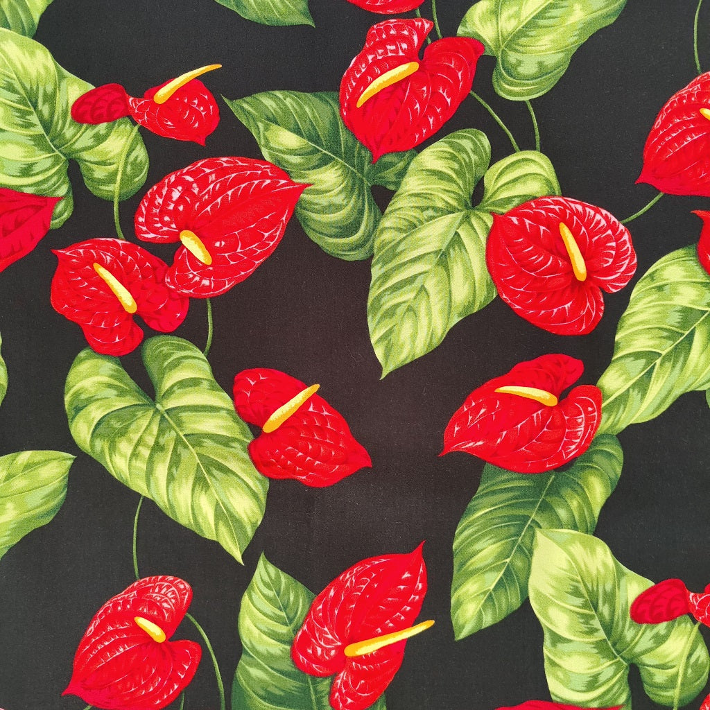 Tissu polynésien fibranne avec des fleurs anthurium rouge sur fond noir tissu dessiné et sélectionné à Tahiti.