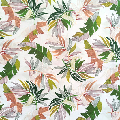 Tissu tahitien en coton, motifs feuilles de bananiers et fougères sur fond blanc lumineux. Métrage limité.