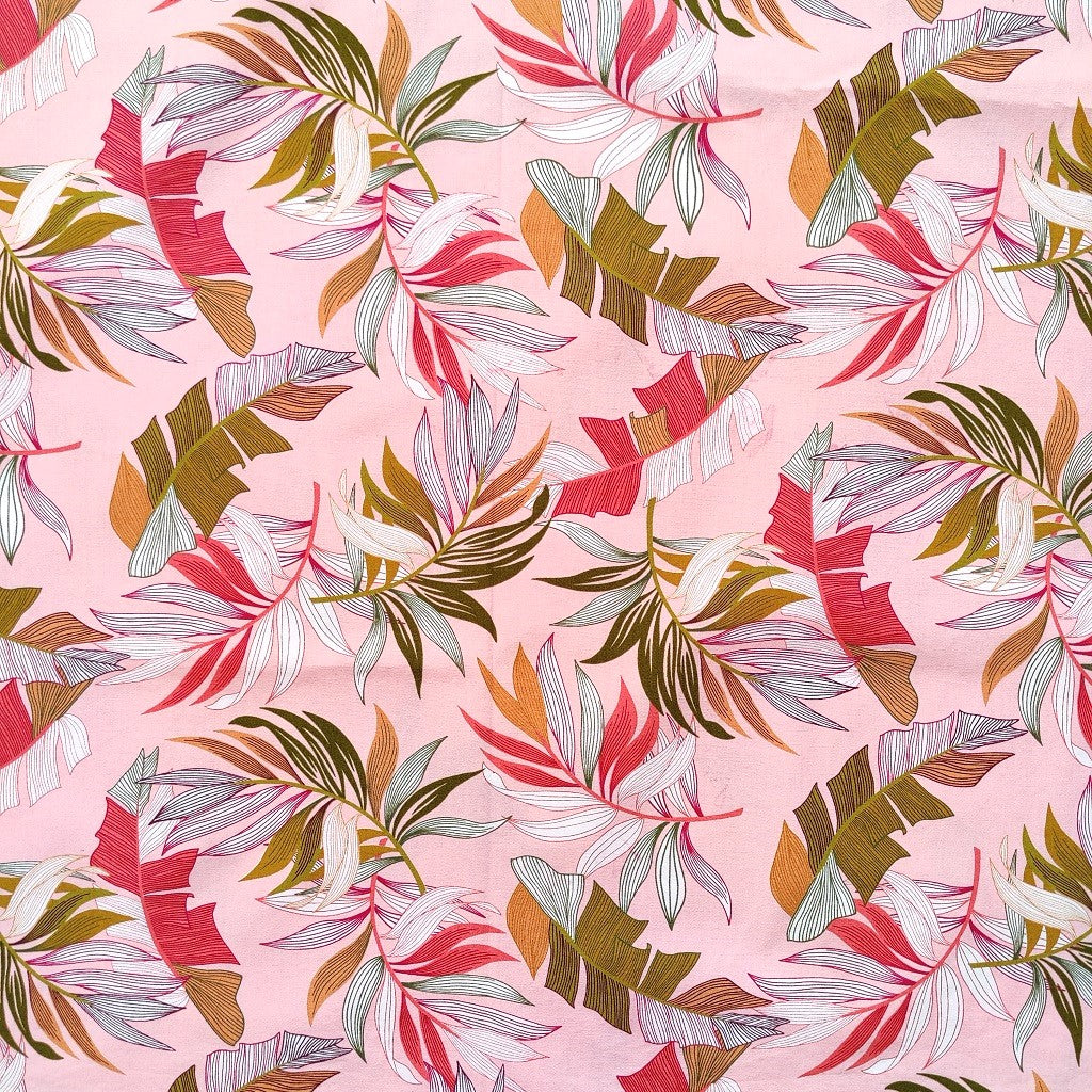 Tissu tahitien en coton, détails des motifs feuilles de bananiers et fougères , camaïeu de rose. Edition limitée - aucun réassort.