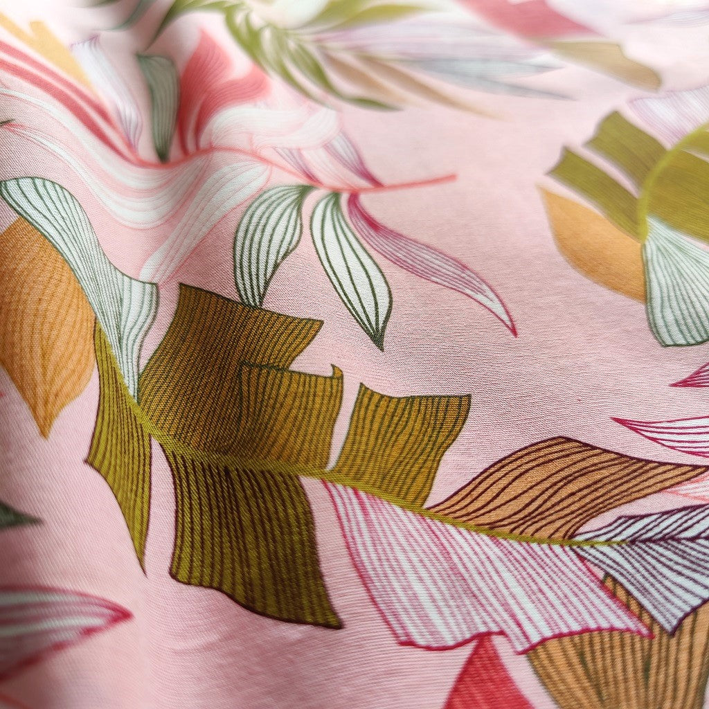 Tissu tahitien en coton, zoom sur motifs feuilles de bananiers vert et fougères de Tahiti. Idéal pour coudre robe, chemise, accessoires.