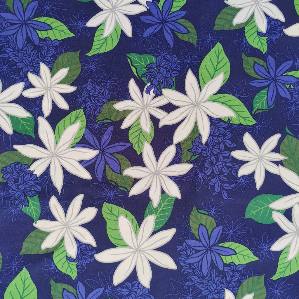 Tissu tahitien en coton, détails des motifs fleurs de tiaré blanches sur fond bleu marine. Edition limitée - Expédié depuis la France - Dernier coupon